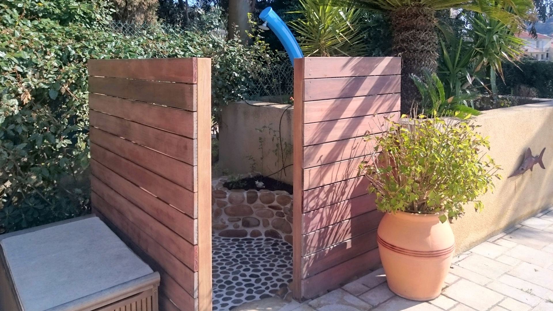 Douche extérieure en galet au Pradet Arc en pierre